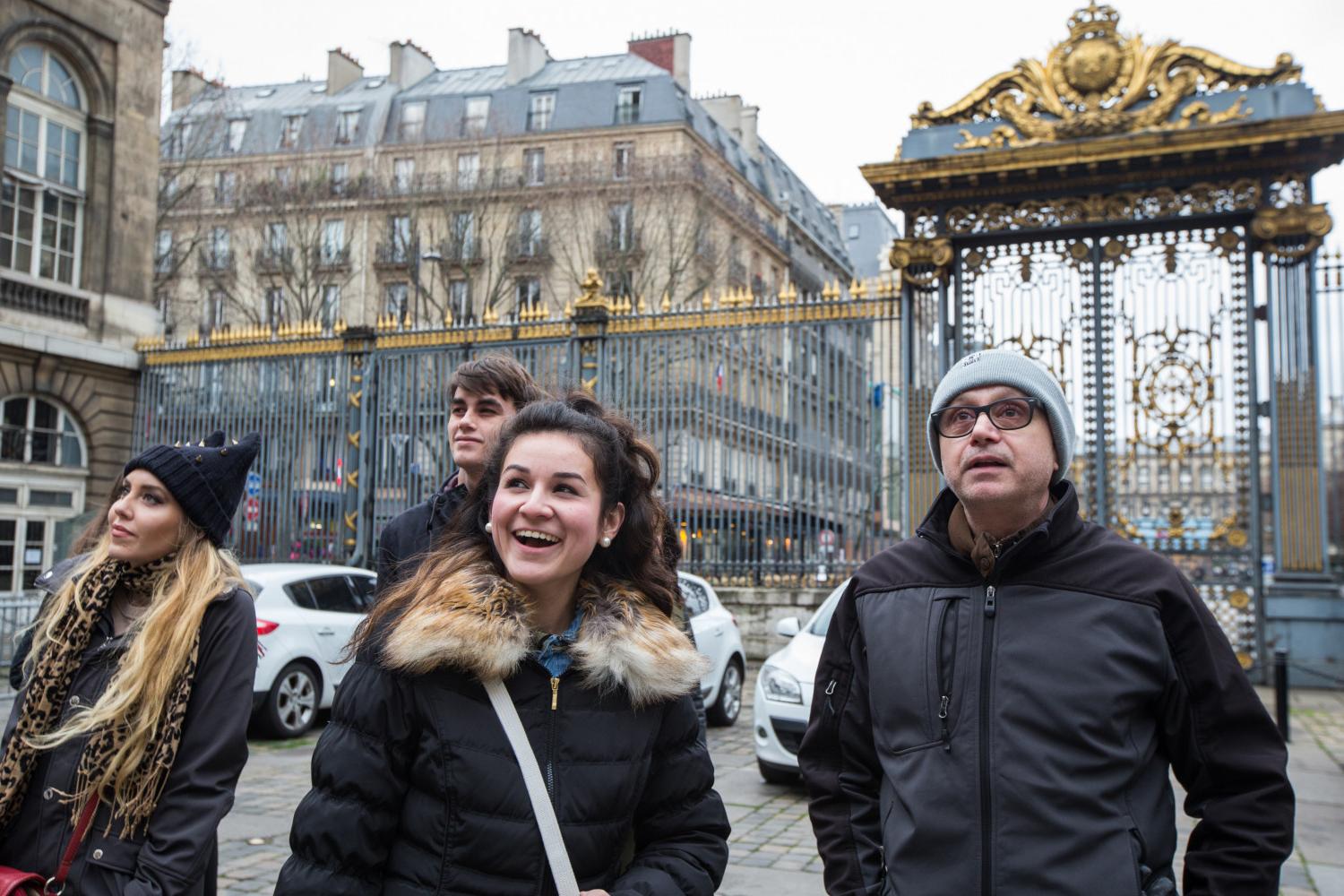 <a href='http://wza.anyhourair.com'>博彩网址大全</a> French Professor Pascal Rollet leads students on a study tour in Paris.